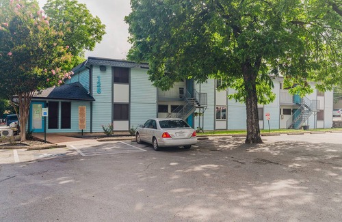 Dawson Apartment | Awesome South Congress 1BR w/A/C & Laundry, by Blueground