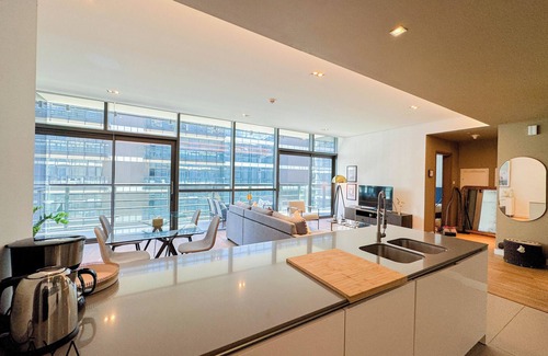 Al Wasl Apartment | Aya - Sophisticated 1BR Apartment in CityWalk with Views