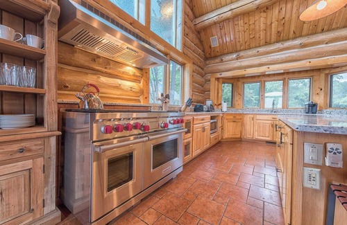 Lake Norman of Catawba Cottage | Azalea Retreat by Avantstay Sleeps 34 & Pool