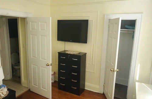Canarsie Apartment | Azarus spacious getaway not far from the airport JFK