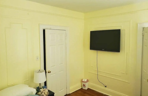 Canarsie Apartment | Azarus spacious getaway not far from the airport JFK
