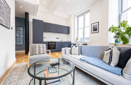 Manchester City Centre Apartment | Azure Suite 1BR City Walks