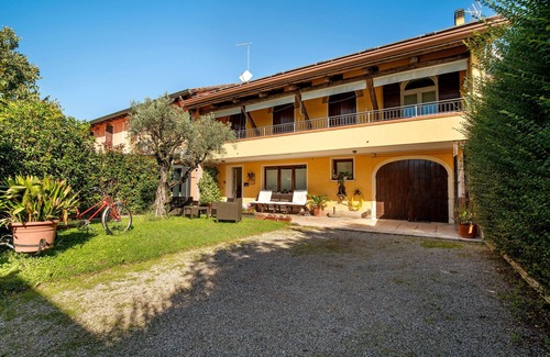 Mirano Apartment | 'Azzurra' Room with Shared Garden, Wi-Fi and Air Conditioning