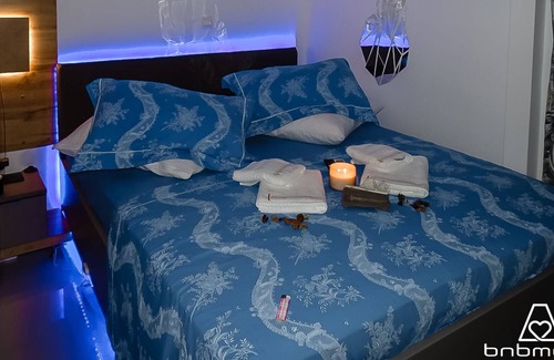 Kerameikos Apartment | B.1 LUXURY SUITE ACROPOLIS VIEW PRIVATE JACUZZI ON BALCONY NETFLIX