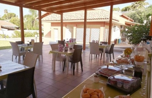 Fontane Bianche House | B&B Villa Matari: Double/Double Room with Single Beds
