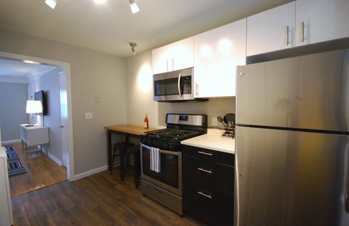 Brookwood Apartment | B2bb Enjoy a Full Kitchen in an Affordable Condo Near Peachtree Street