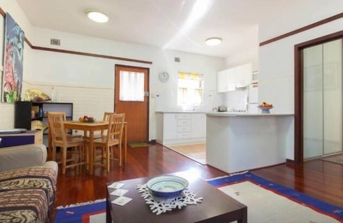 Crawley Apartment | B4 UWA, Swan River, Hospitals, CBD