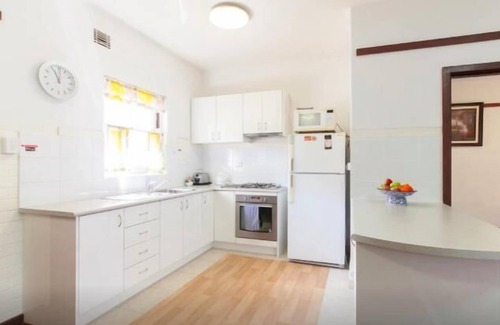 Crawley Apartment | B4 UWA, Swan River, Hospitals, CBD
