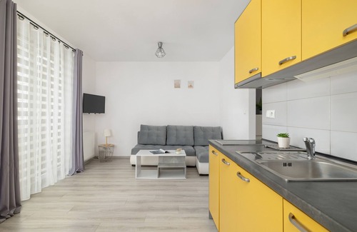 Kostuchna Apartment | Bażantów Studio Katowice by Renters