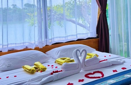Chai Badan Resort | Baanrimnam Resort Lopburi