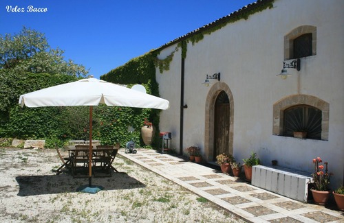 Partinico Apartment | Bacchus - rustic apartment within Baglio Villa Velez