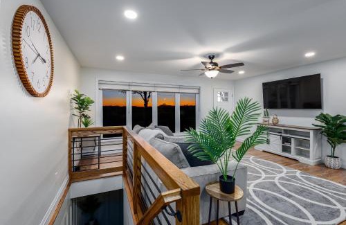 Bird In Hand Villa | Backyard Getaway Amish Farmland Hot tub Fire pit