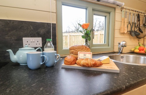 Sutton-in-Craven Cottage | BADGER, romantic, character holiday cottage in Cross Hills