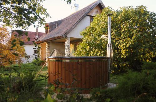 Sumeg House | Baglyashegy Vendégház dézsafürdővel