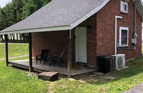 Morgantown Cottage | Bakers Ridge Loftn - Near WVU Evansdale Campus, hospitals, stadium, & coliseum