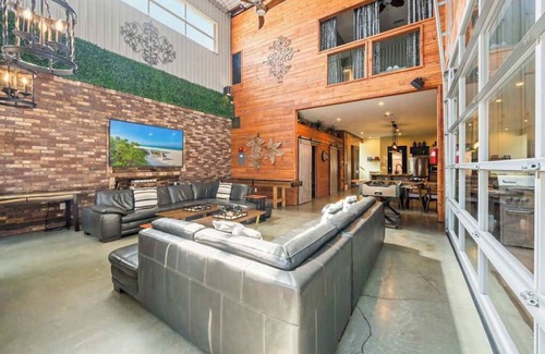 Logan Heights Apartment | Bamboo Loft 6BR: Sleeps 24 in Downtown SAN