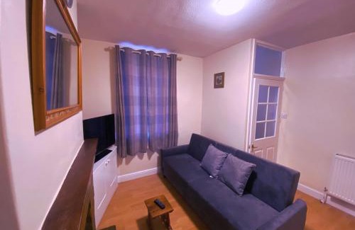 Banbury Apartment | Banbury House Sleeps 5 Walking Distance To The Station