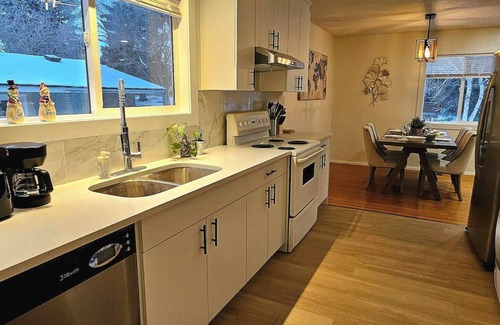 Northwest Calgary House | Banff 70 min| 5 min UofC, DT, Shops, Dining| Patio