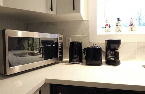 Northwest Calgary House | Banff 70 min| 5 min UofC, DT, Shops, Dining| Patio