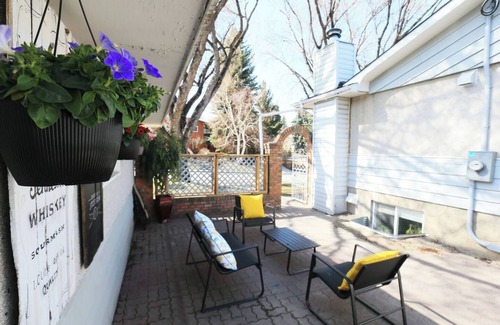 Northwest Calgary House | Banff 70 min| 5 min UofC, DT, Shops, Dining| Patio
