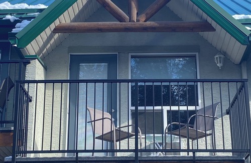 Harvie Heights House | Banff Beautiful Townhouse free parking at the foot of Rocky Mountains