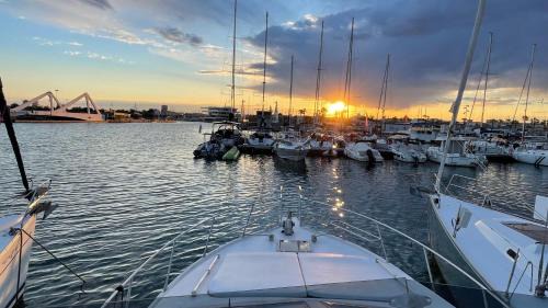 Poblats Maritims Boat Rental | Barco Apartamento Playa Valencia