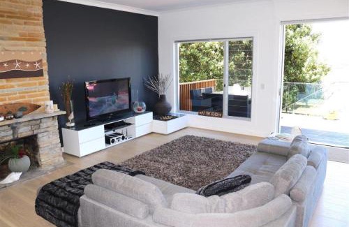 Newport House | Baringa - Point Blank Beach Views