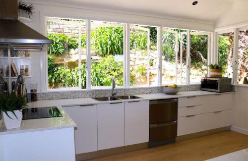 Newport House | Baringa - Point Blank Beach Views