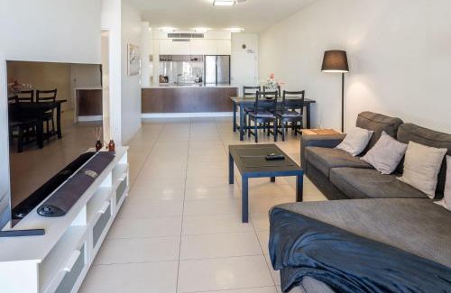 Bulimba Apartment | Barramul on the Park Sleeps 6 Guests