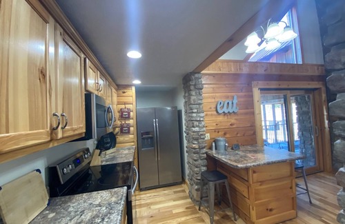 Glasgow Cabin | Barren River Cabins Near Mammoth Cave, Fire Pit, Pet Friendly, Bubbling Boulder!
