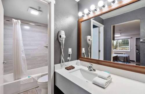 Puyallup Hotel | Basecamp Puyallup a Travelodge by Wyndham