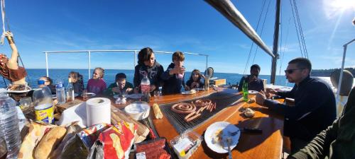 Crespinet Boat Rental | Bateau pirate