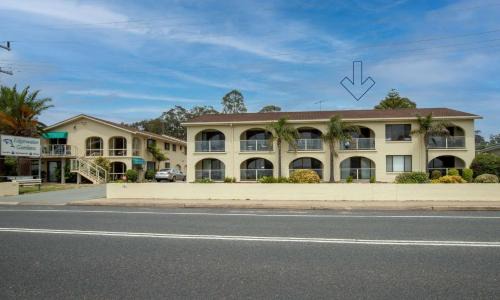 Batehaven Apartment | Batemans Bay Studio Escape with Lush Vista