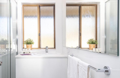 Batehaven Apartment | Batemans Bay Studio Escape with Lush Vista