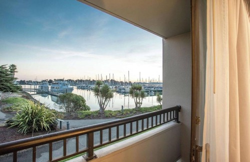 Berkeley House | Bay views overlooking Berkeley Marina !