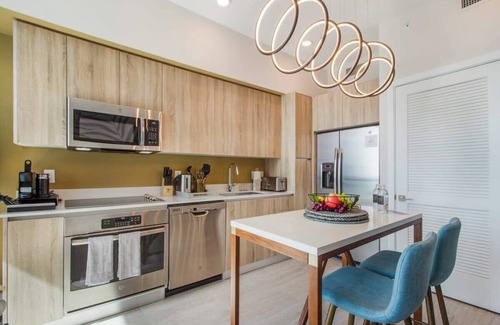 Northeast Miami Condo | Bay Views! Tropical Miami Studio-Miami Design Dist