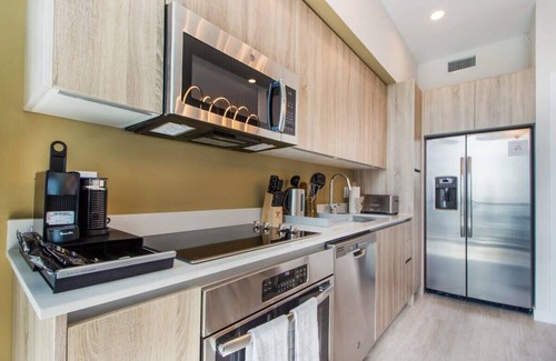 Northeast Miami Condo | Bay Views! Tropical Miami Studio-Miami Design Dist