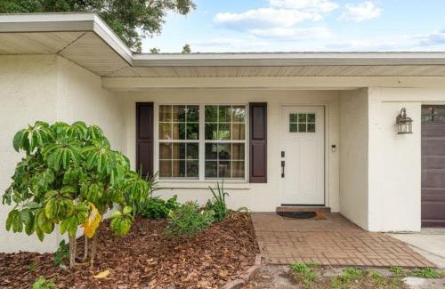 Whitfield Villa | BayBreeze Cottage - 2BR-2BA Family Stay Near SRQ Airport, Sleeps 6-8