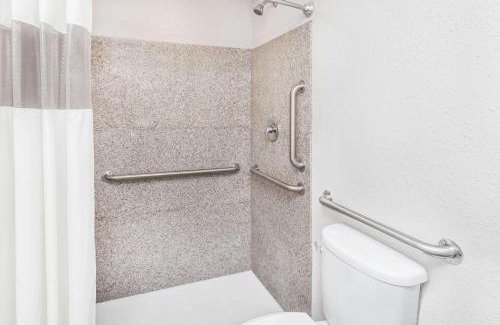Delavan Hotel | Baymont by Wyndham Delavan Near Lake Geneva