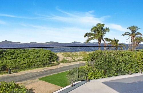 Hawks Nest House | Bays Edge - Waterfront home