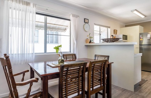 Wynnum Apartment | Bayside Lifestyle Getaway Sleeps 4