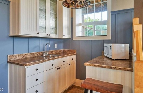 Newport House | Beach, Bayfront, Breweries. Picturesque Ocean View