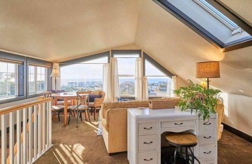 Newport House | Beach, Bayfront, Breweries. Picturesque Ocean View