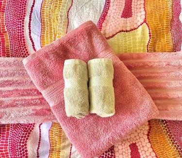 Rapid Creek House | BEACH Boho 70s Entire Home WALK Cafe & Beach