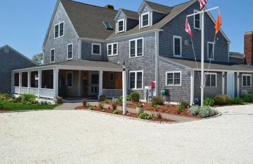 Falmouth Hotel | Beach Breeze Inn