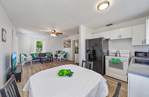 Laurel House | Beach Duplex 2 Units Together .7 Mi From Beach