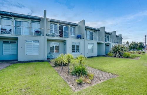 Victor Harbor House | Beach Front Esplanade Victor Harbor - BYO Linen - Wi-Fi - Family
