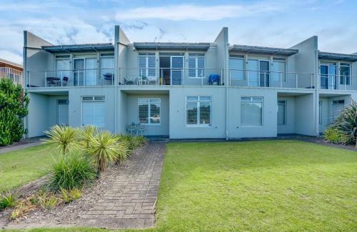 Victor Harbor House | Beach Front Esplanade Victor Harbor - BYO Linen - Wi-Fi - Family