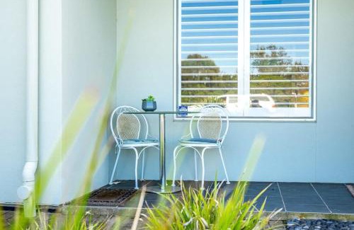 Victor Harbor House | Beach Front Esplanade Victor Harbor - BYO Linen - Wi-Fi - Family