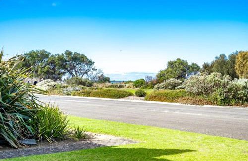 Victor Harbor House | Beach Front Esplanade Victor Harbor - BYO Linen - Wi-Fi - Family